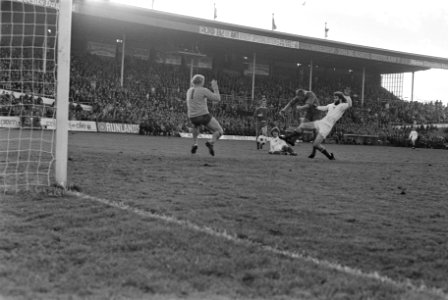 FC Utrecht tegen Ajax 1-1, Van Maurik scoort langs doelman Schrijvers, Hulshof e, Bestanddeelnr 927-5730