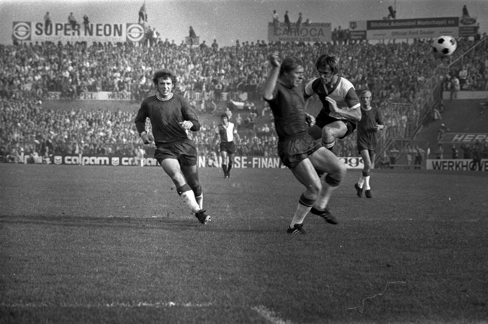 FC Utrecht tegen Feyenoord 0-0, T Pronk (Utrecht) in duel met Wery, Bestanddeelnr 925-0035