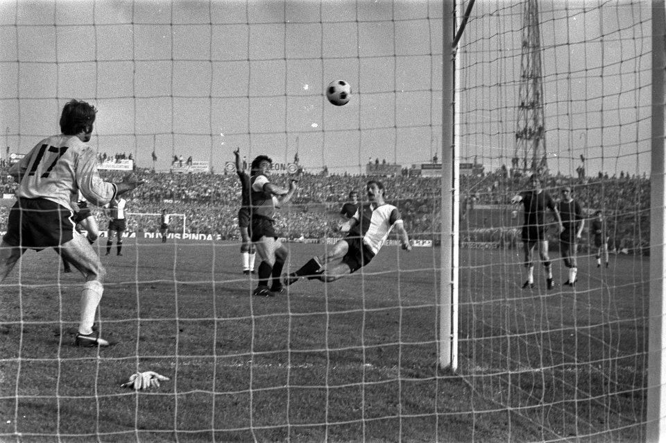 FC Utrecht tegen Feyenoord 0-0, Laseroms (r) en Posthumus voor leeg doel, Bestanddeelnr 925-0034