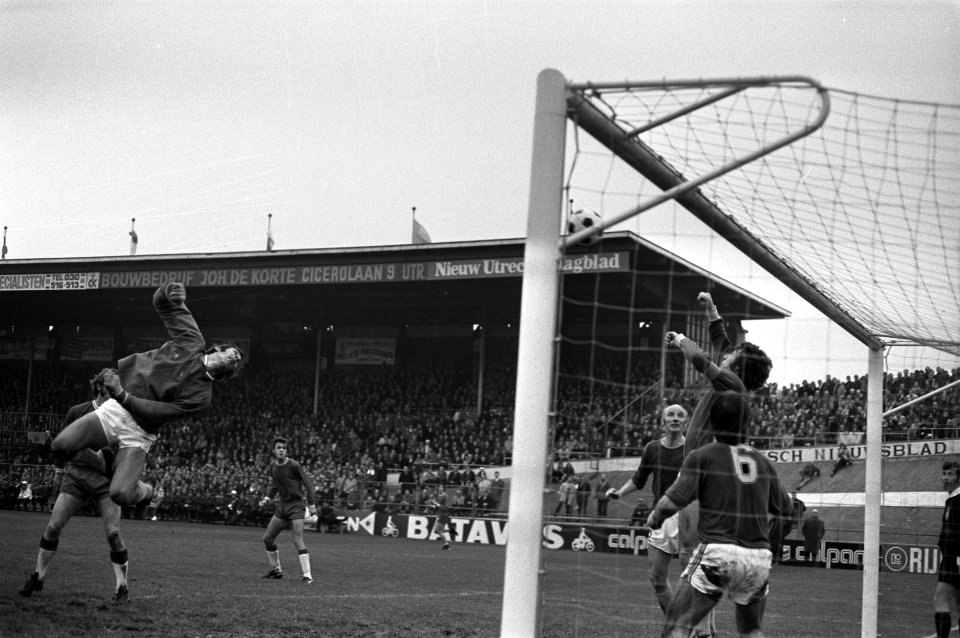 FC Utrecht tegen FC Den Haag 1-1, keeper Ton Thie (l in actie, Bestanddeelnr 925-1871