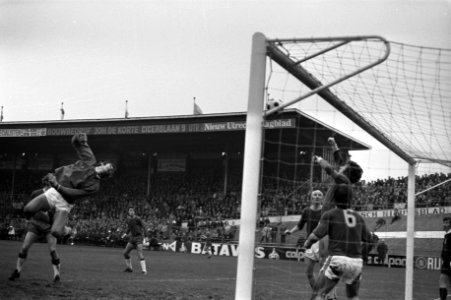 FC Utrecht tegen FC Den Haag 1-1, keeper Ton Thie (l in actie, Bestanddeelnr 925-1871