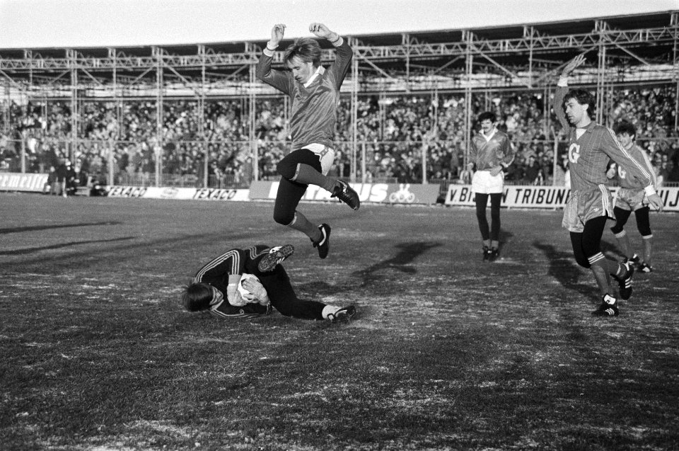 FC Utrecht tegen FC Groningen 1-0. Willy Carbo (U) springt over FC Groningen doe, Bestanddeelnr 931-9023