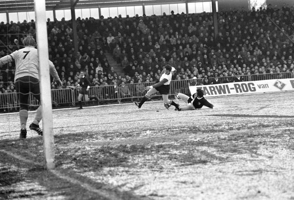 FC Twente tegen Feyenoord 1-1. Ove Kindvall scoorde 1-0, half achter keeper Schr, Bestanddeelnr 923-0565