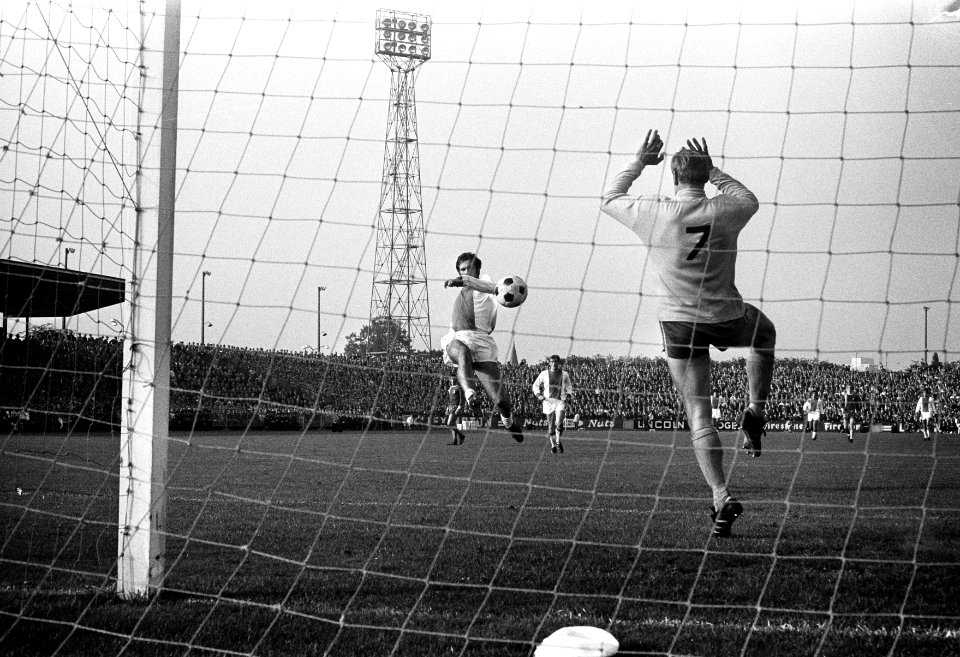 FC Twente tegen Ajax 0-3. Spelmoment (Dick van Dijk en FC Twente keeper Piet Sch, Bestanddeelnr 922-8631