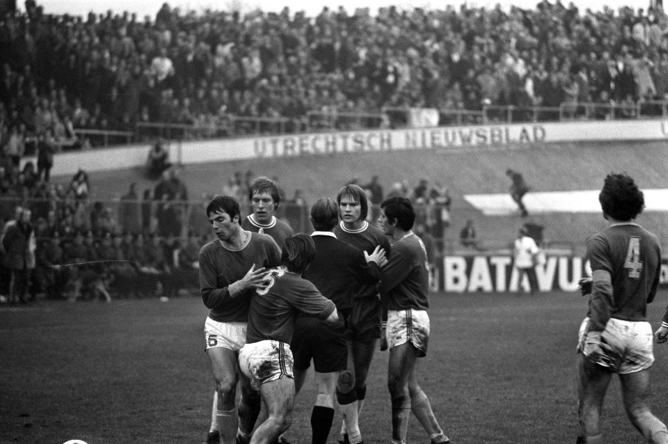 FC Utrecht tegen FC Den Haag 1-1, scheidsrechter tracht spelers te kalmeren, Bestanddeelnr 925-1874