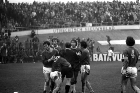 FC Utrecht tegen FC Den Haag 1-1, scheidsrechter tracht spelers te kalmeren, Bestanddeelnr 925-1874