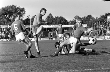 FC-Den Haag tegen Emmen (KNVB) 6-0 Van Leeuwen (tweede van links) scoort tweede, Bestanddeelnr 928-2017