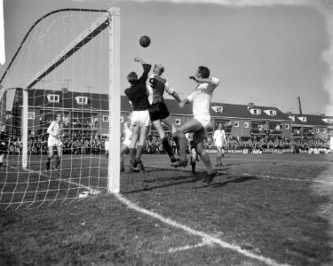 FC Zaanstreek tegen Feyenoord 1-2, bekervoetbal, spelmoment voor het doel van FC, Bestanddeelnr 916-9659