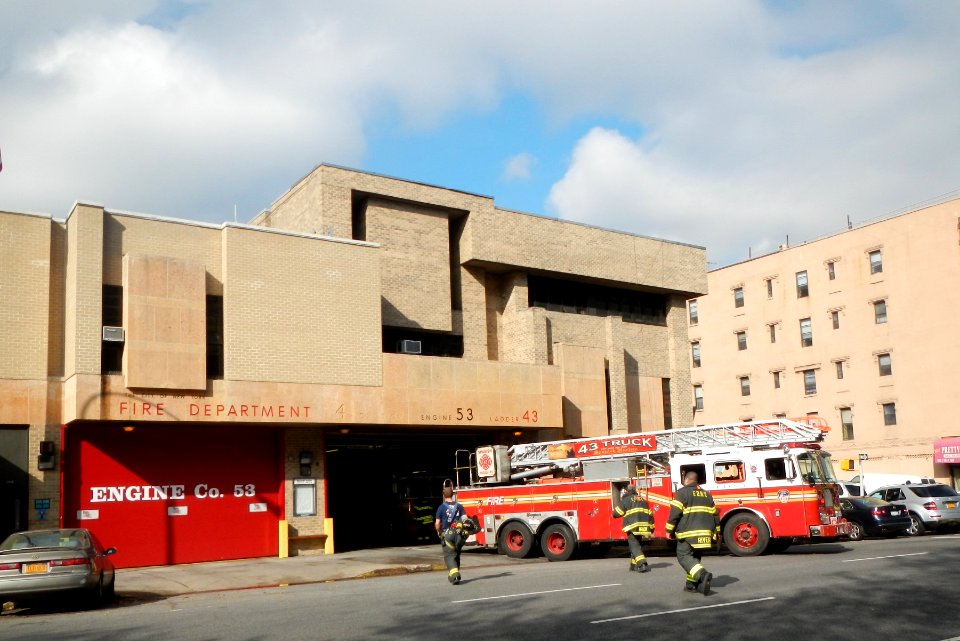 FDNY 1836 3rd Av Ladder 43 backing in jeh