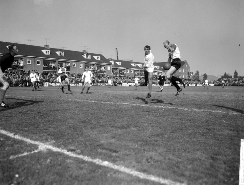 FC Zaanstreek tegen Feyenoord 1-2, bekervoetbal, Piet Kruiver (Feyenoord) in due, Bestanddeelnr 916-9657