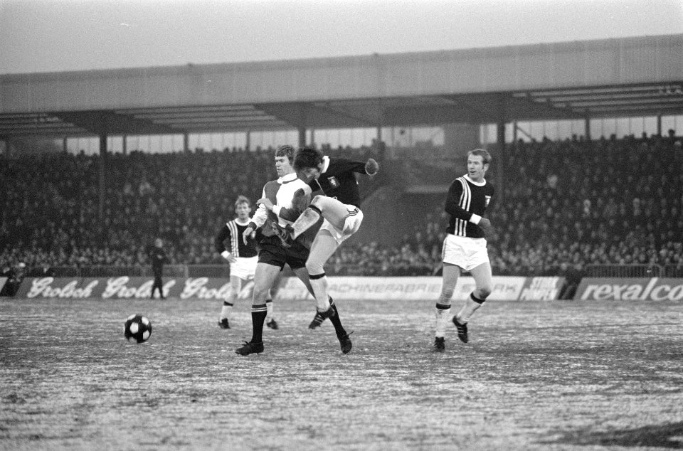 FC Twente tegen Feyenoord 1-1. Ove Kindvall scoorde 1-0, half achter keeper Schr, Bestanddeelnr 923-0566