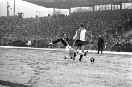 FC Twenthe tegen Feyenoord 1-1. Wim van Hanegem in duel met Van Ierssel, Bestanddeelnr 923-0563
