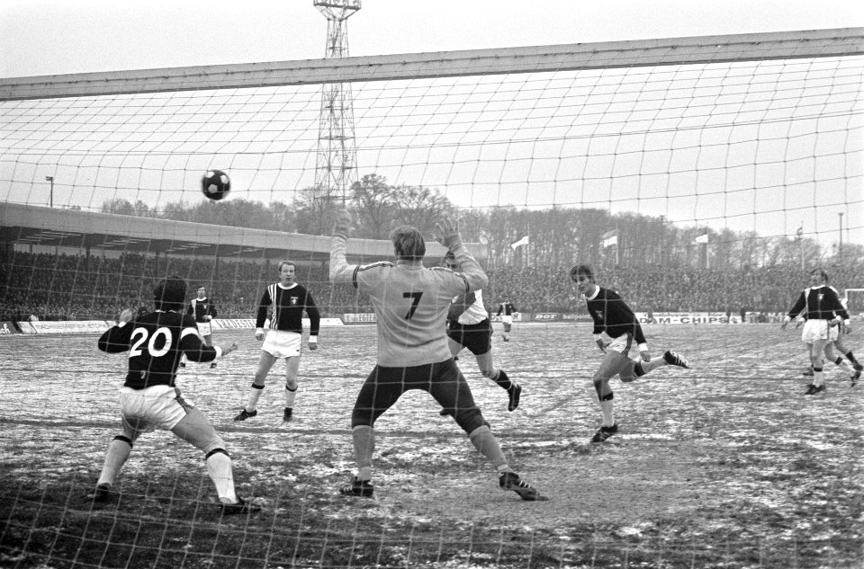 FC Twente tegen Feyenoord 1-1. Ove Kindvall scoorde 1-0, half achter keeper Schr, Bestanddeelnr 923-0564