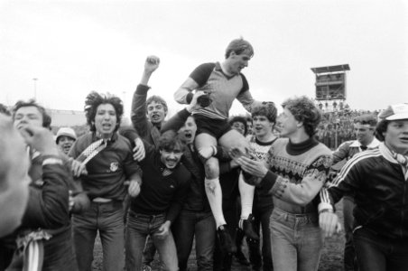 FC Utrecht tegen Haarlem (KNVB) 2-0. Doelman Van Breukelen op schouders bij fans, Bestanddeelnr 932-1283