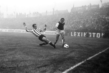 FC Utrecht tegen PSC 0-3 in de mist Kemper (PSV) met gebroken arm op bankje, Bestanddeelnr 924-0339