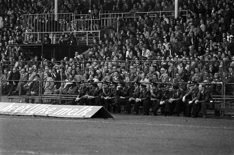 FC Utrecht tegen PSV 1-0 extra politie in Utrecht stadion, Bestanddeelnr 928-8025