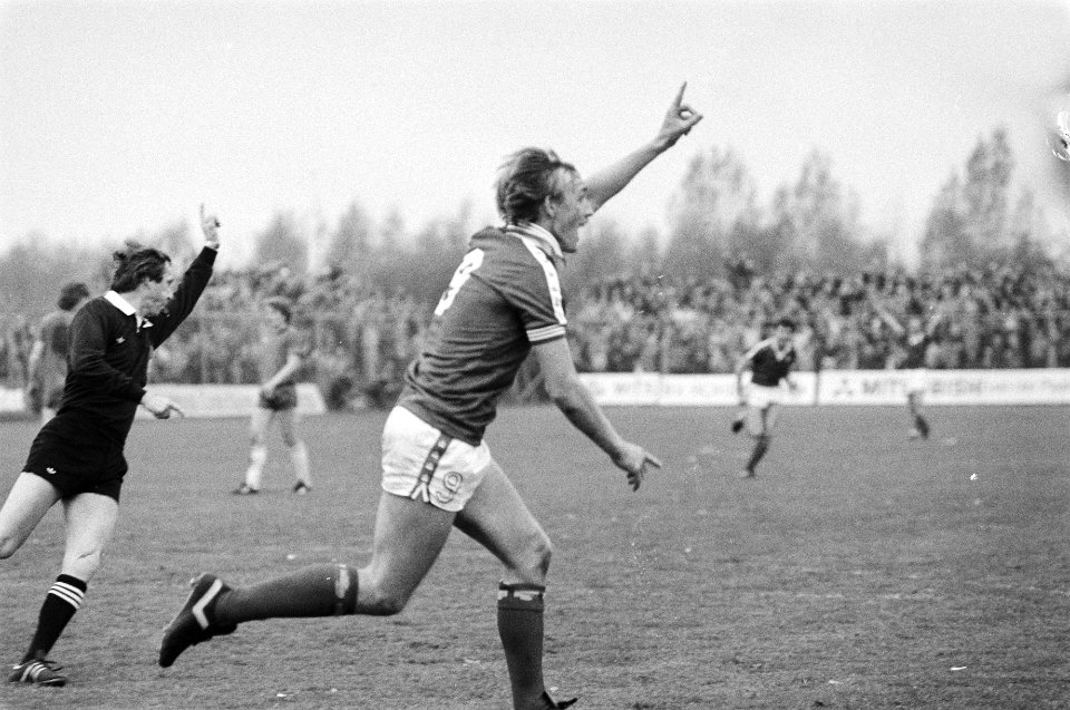 FC Utrecht tegen Haarlem (KNVB) 2-0. Willy Carbo blij na tweede doelpunt, Bestanddeelnr 932-1282