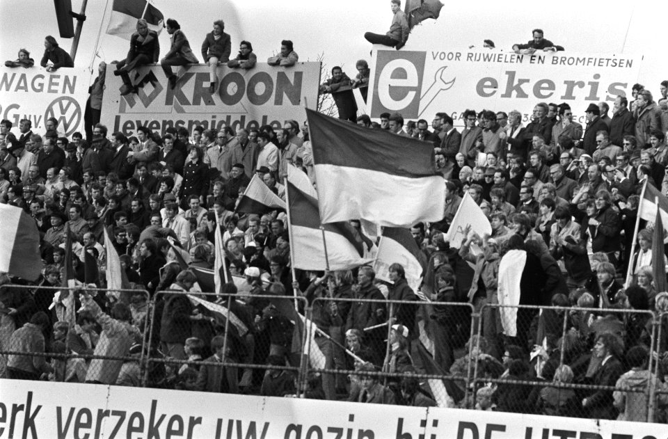 FC Utrecht tegen Sparta 1-1 supporters FC Utrecht met vlaggen, Bestanddeelnr 923-9746