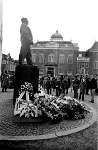 Februaristaking herdenking bij Dokwerker, Amsterdam. Overzicht tijdens kranslegg, Bestanddeelnr 923-2935