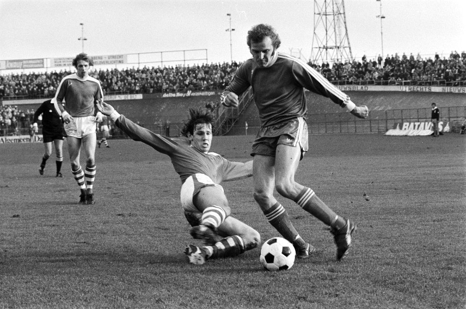 FC Utrecht tegen PSV 2-2, Rene van de Kerkhof (r) in duel met De Kuyk, Bestanddeelnr 930-0164