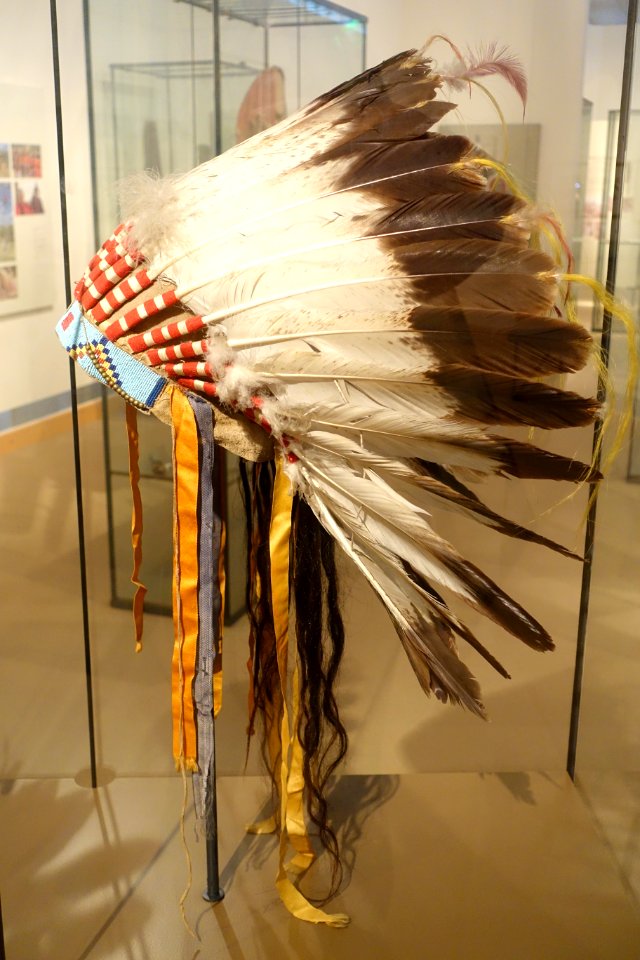 Feather headdress, Crow, c. 1880 - Ethnological Museum, Berlin - DSC01100