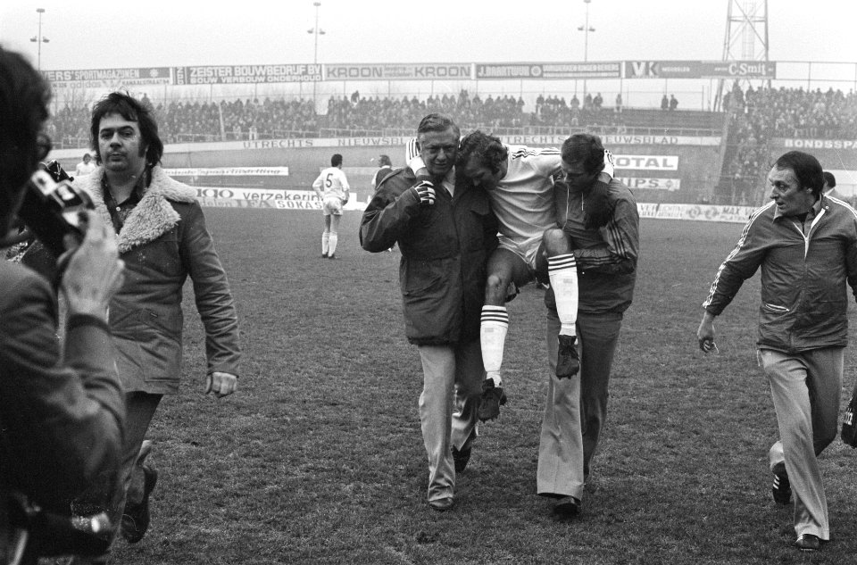 FC Utrecht tegen PSV 1-3 Willy van der Kerkhof wordt van veld gedragen, Bestanddeelnr 928-2972