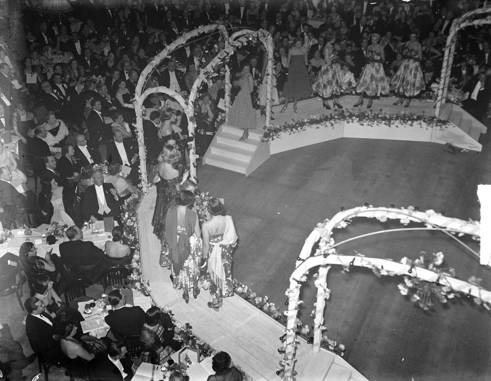 Fashionparade in concertgebouw, Bestanddeelnr 904-3068