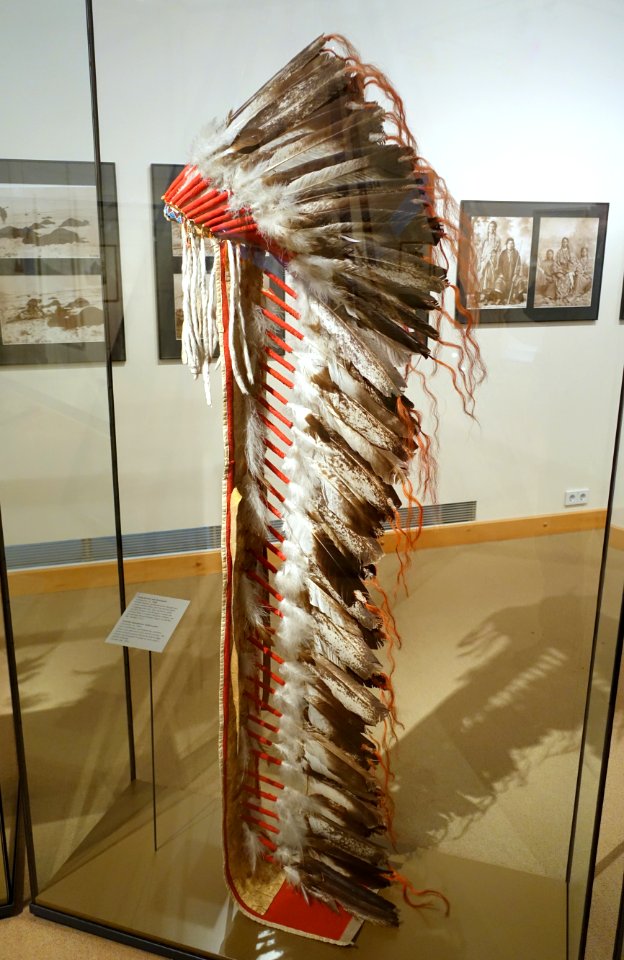 Feather headdress with trailer, Comanche, c. 1880 - Ethnological Museum, Berlin - DSC01108
