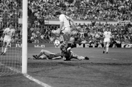 FC Bayern Munchen tegen Aston Villa 0-1 Europa Cup I Rummennige in aktie, Bestanddeelnr 934-7233