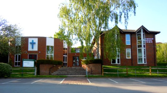 Farnham Baptist Church, The Hart, Farnham (May 2015) (1)