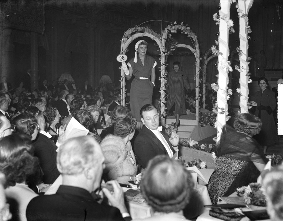 Fashionparade in concertgebouw, Bestanddeelnr 904-3067