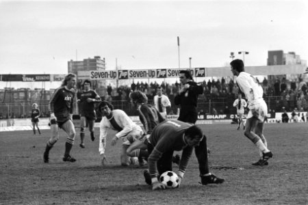 FC Den Haag tegen AZ 67 2-1 gele kaart voor Mansveld (midden) ea, Bestanddeelnr 928-9339