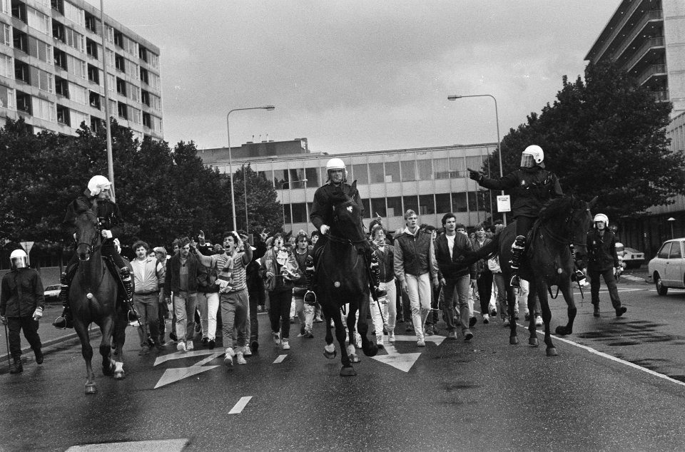 FC Den Haag supporters door ME begeleid naar stadion, Bestanddeelnr 933-7411