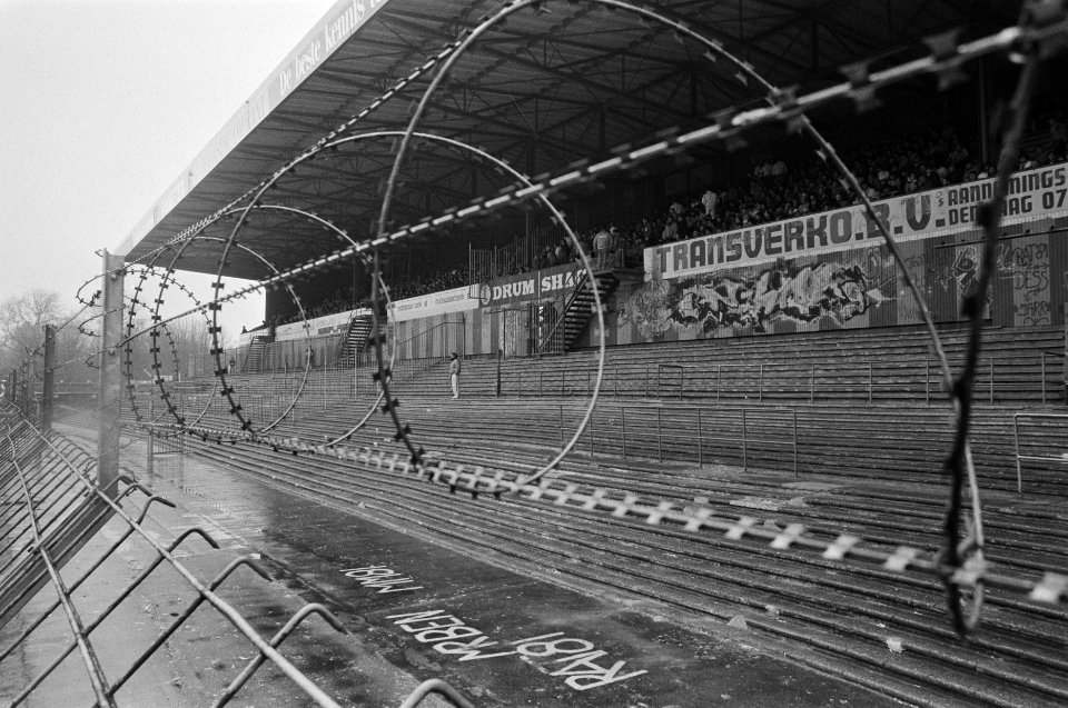 FC Den Haag tegen FC Utrecht zonder Utrechtsupporters, lege tribunes, Bestanddeelnr 933-9209