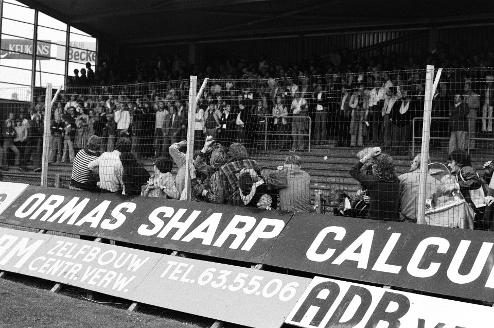 FC Den Haag tegen Feyenoord, toeschouwers waaronder invaliden zoeken dekking teg, Bestanddeelnr 929-3063