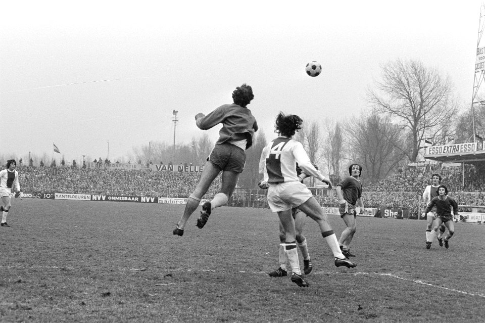 FC Den Haag tegen Ajax 1-2 (op de rug gezien Johan Cruijff), Bestanddeelnr 925-2762