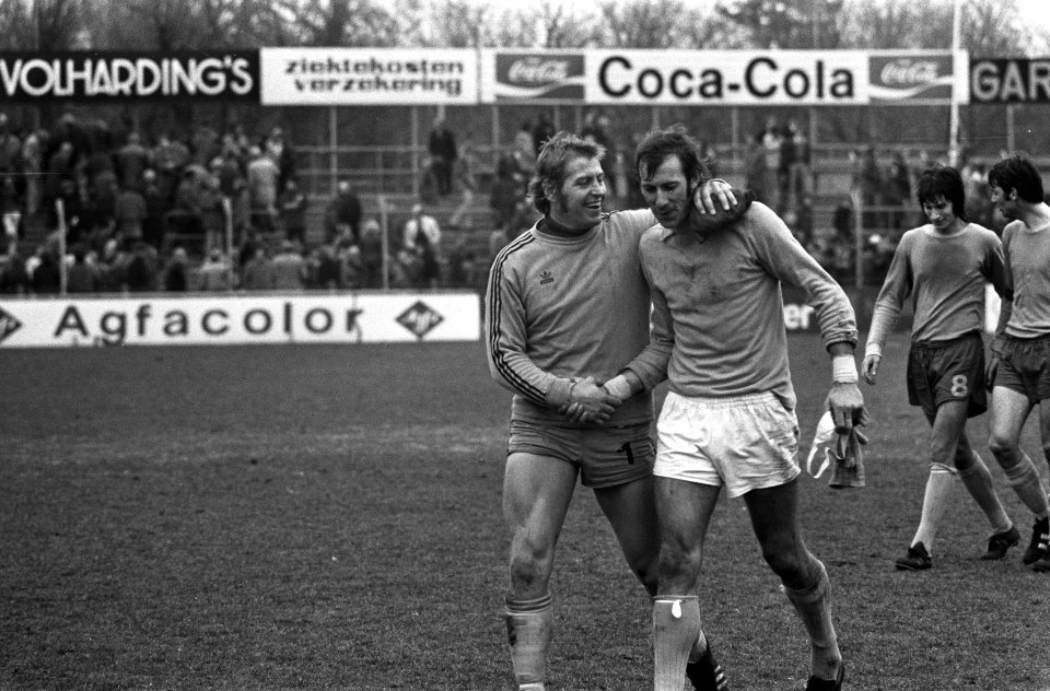 FC Den Haag tegen FC Twente 0-0, keeper Schrijvers (Twente) en keeper Ton Thie, Bestanddeelnr 927-0679