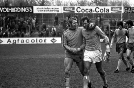 FC Den Haag tegen FC Twente 0-0, keeper Schrijvers (Twente) en keeper Ton Thie, Bestanddeelnr 927-0679