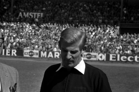 FC Amsterdam tegen Ajax 1-2, scheidsrechter Arie van Gemert, Bestanddeelnr 925-8213