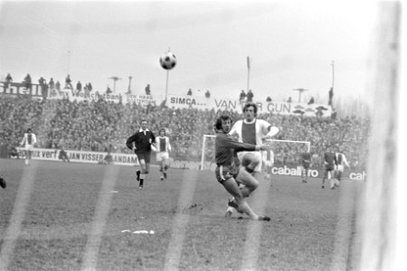 FC Den Haag tegen Ajax 1-2 op de voorgrond Aad Mansveld en Piet Keizer, Bestanddeelnr 925-2761