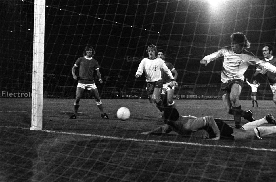 FC Amsterdam tegen FC Hiberiaus 5-0, UEFA Cup , Nico Jansen (r) geeft voorzet en, Bestanddeelnr 927-4596