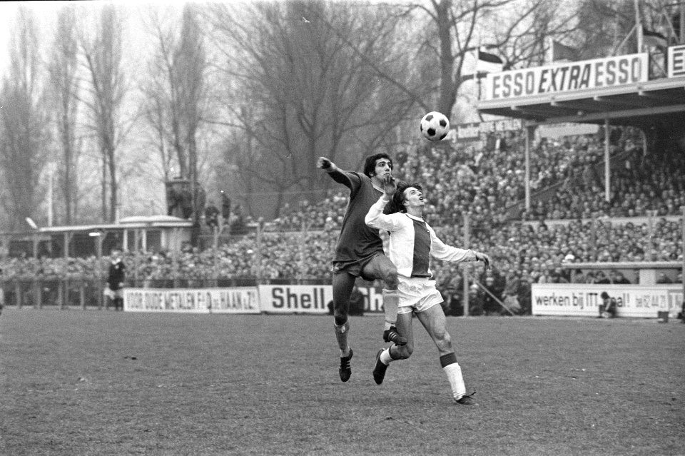 FC Den Haag tegen Ajax 1-2, nr 20 Cruijff in duel met Wijngaarde, nr 21 Cruijf, Bestanddeelnr 925-2758