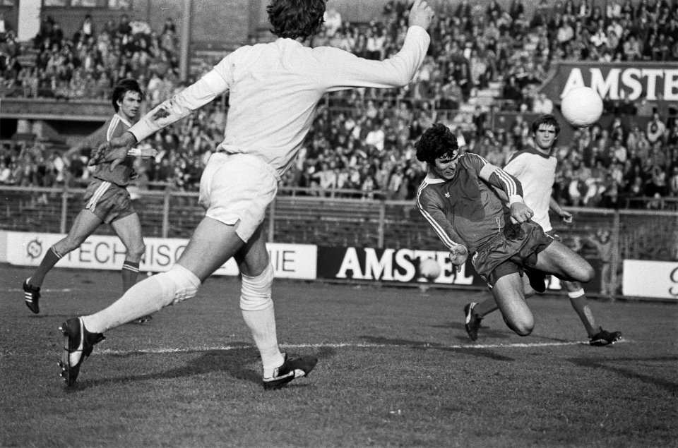 FC Amsterdam tegen AZ 67 Van Hanegem scoort met kopbal zesde goal, Bestanddeelnr 928-8350