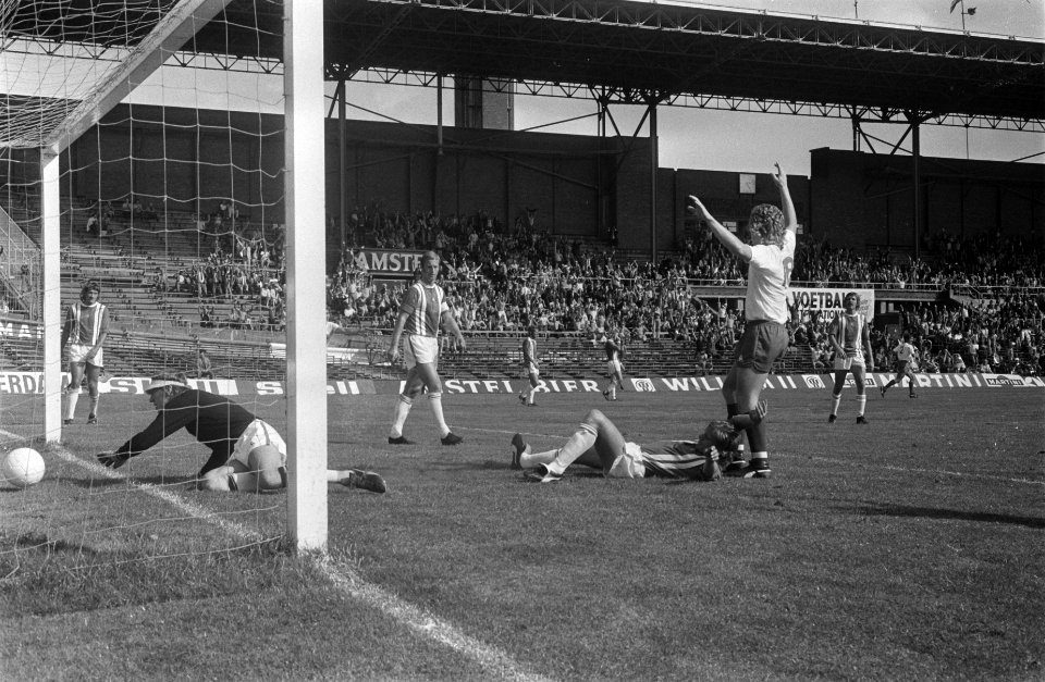 FC Amsterdam tegen Sparta 3-1, Nico Jansen scoort 1-0, Jansen loopt juichend weg, Bestanddeelnr 926-6861