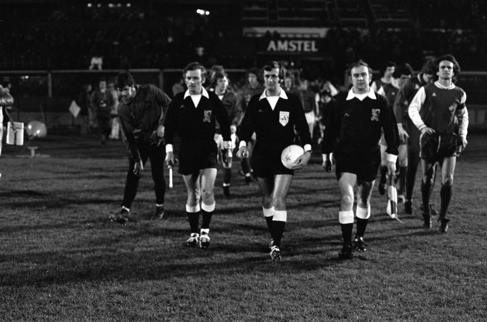 FC Amsterdam tegen FC Koln 2-3 ( UEFA Cup ) midden scheidsrechter Thomas, Bestanddeelnr 927-8155