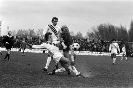 FC Den Haag tegen Excelsior 1-1 (KNVB) Swanenburg in de Excelsior-tang, Bestanddeelnr 929-0368