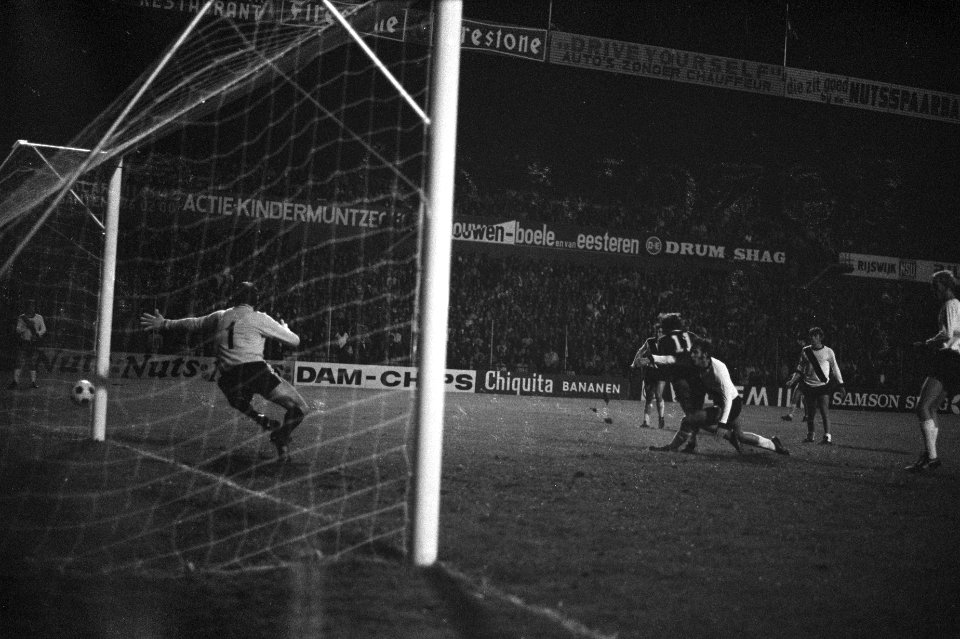 FC Den Haag tegen Aris Bonnevoie om UEFA Cup , Kila ( Den Haag ) juicht na doelp, Bestanddeelnr 924-9348