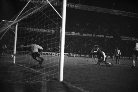 FC Den Haag tegen Aris Bonnevoie om UEFA Cup , Kila ( Den Haag ) juicht na doelp, Bestanddeelnr 924-9348