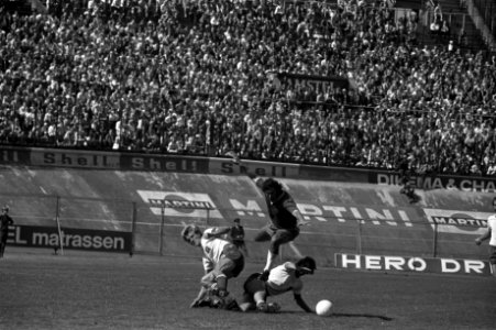 FC Amsterdam tegen Ajax 1-2, Swart (springend) in aktie, Bestanddeelnr 925-8210
