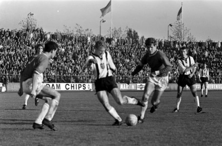 FC Den Bosch tegen Alkmaar Zaanstreek 2-2. Hoefs (DB) schiet gelijkmaker in doel, Bestanddeelnr 920-8023